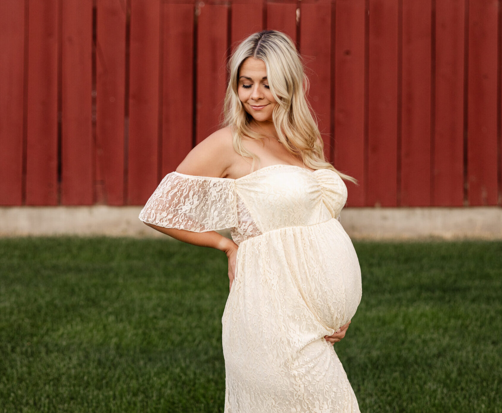 Maternity Session in Boise Idaho with boise maternity photographer in front of dry creek barn